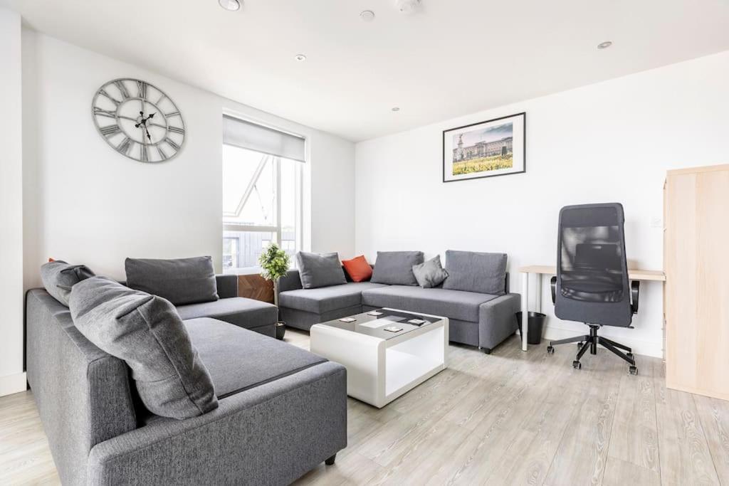 Stylish & Comfortable Top-Floor Flat In Harrow Londyn Zewnętrze zdjęcie