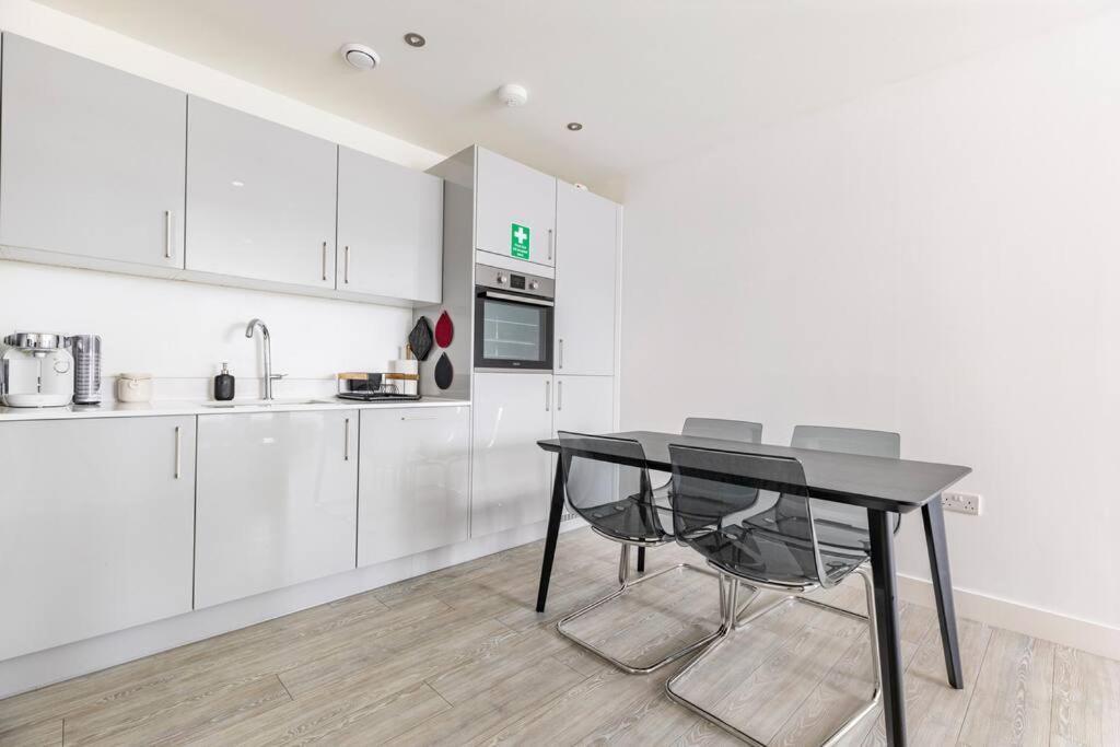 Stylish & Comfortable Top-Floor Flat In Harrow Londyn Zewnętrze zdjęcie