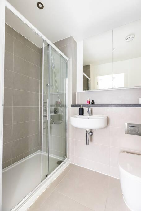 Stylish & Comfortable Top-Floor Flat In Harrow Londyn Zewnętrze zdjęcie