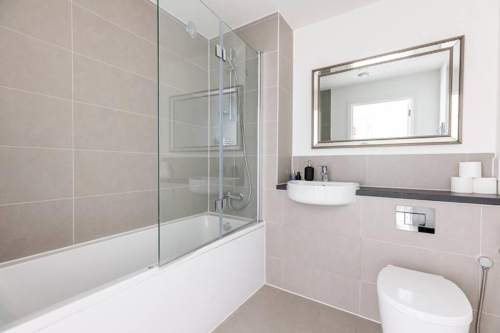 Stylish & Comfortable Top-Floor Flat In Harrow Londyn Zewnętrze zdjęcie